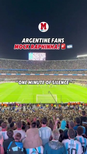 不断嘲讽！比赛中阿根廷球迷高唱：为拉菲尼亚默哀1分钟