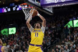 眉毛很浓了!海斯11中8砍19+8 末节连续造犯规+吃饼几乎奠定胜局