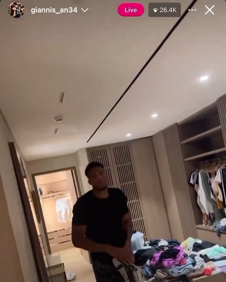 万博体育移动版-妻子直播字母哥抓蟑螂&近三万人观看 字母哥开玩笑:我要离婚!