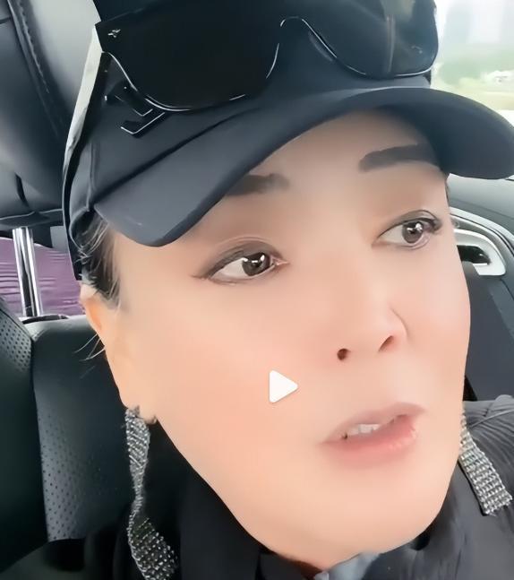 母子俩又杠上了!张兰生气离台不受儿子待见,吐槽汪大爷不管小菲