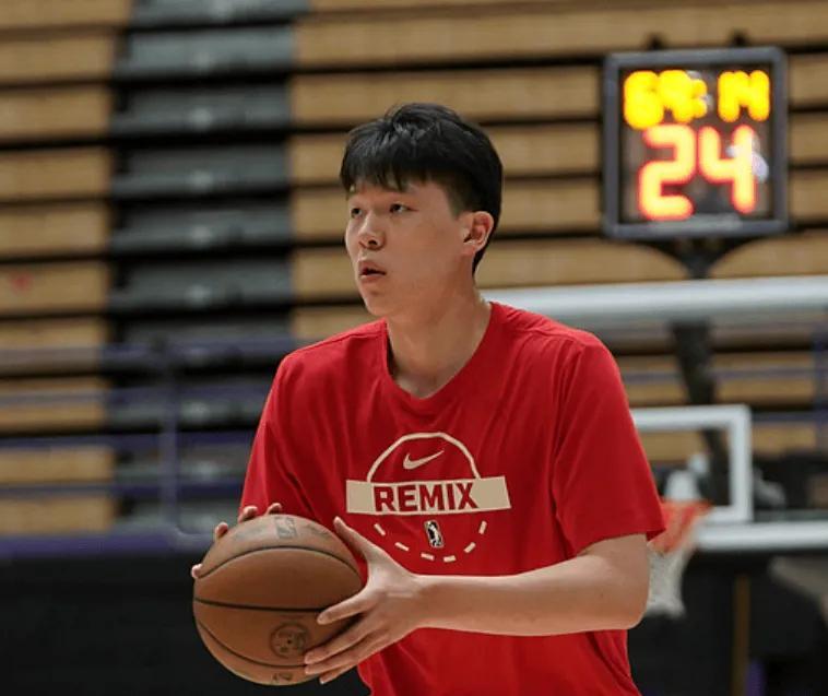 赛事实时播报-杨瀚森G联赛轰31分!奈何队友太独关键球无球权,防守被点需总结